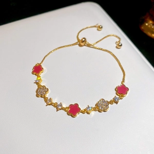 Elegantes verstellbares Goldarmband mit rosa Blumen, Perlen und Zirkonia-Steinen