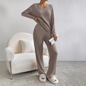 Zweiteiliges Damen-Strickset in Taupe mit V-Ausschnitt Oberteil und Lounge-Hose mit weitem Bein