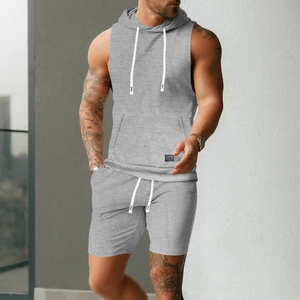 Détail de la maille gaufrée grise sur l'ensemble short et sweat à capuche sans manches