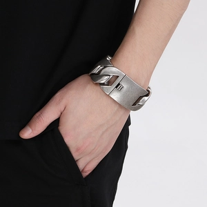 Primo piano del pesante bracciale a catena cubana da 31mm in acciaio opaco al polso