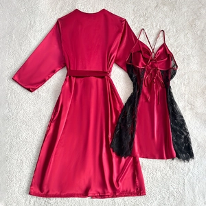 Ensemble pyjama en satin bordeaux pour femmes avec dentelle noire et dos ouvert chic