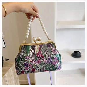 Detailansicht der Blumenstickerei und Perlenperlengriff an der Vintage-Handtasche
