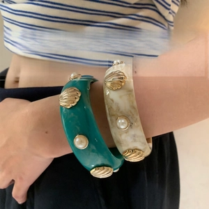 Retro resin shell pearl geometric bangles in emerald green and marble white resin set