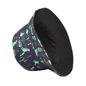 Détail d'un chapeau bob bleu marine avec imprimés cactus et doublure noire mate