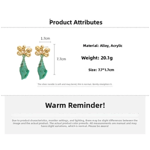 Detailed view of sea snail acrylic earrings with dimensions 7.7x1.7cm and weight 20.1g