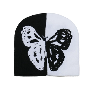 Bonnet en maille bicolore avec motif papillon noir et blanc pour l'hiver froid
