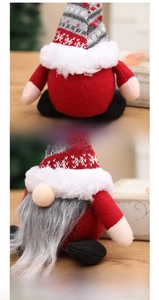 Dettaglio dello gnomo natalizio in peluche con cuciture resistenti e base stabile