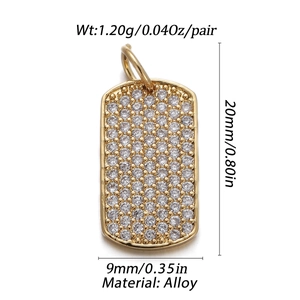 Dettaglio del ciondolo occhio del diavolo dorato con zirconi e dimensioni 20mm per 9mm