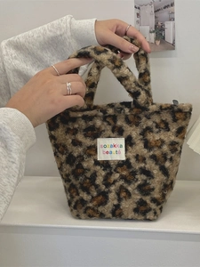 Leopard print plush tote bag for autumn and winter featuring soft faux fur and handle