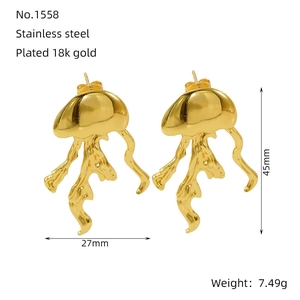 Détails macro des boucles d'oreilles méduse plaquées or 18 carats avec dimensions exactes
