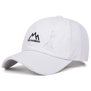 Détail de la casquette blanche en coton avec broderie montagne et effet usé déchiré
