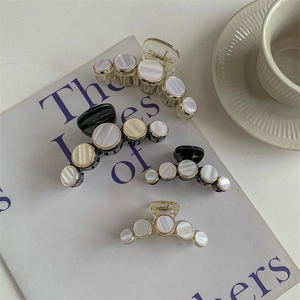 Elegant large shell-pattern hair claw clips set in black and transparent acrylic finishes