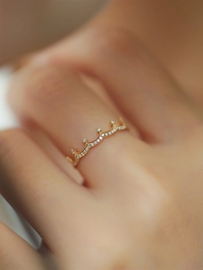 Close-up of a 18K gold plated S925 sterling silver crown ring with sparkling zircons