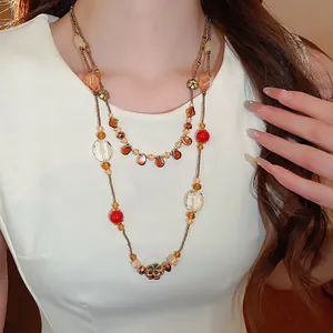 Collier double couche vintage avec breloques fleurs rouges et perles de résine ambre
