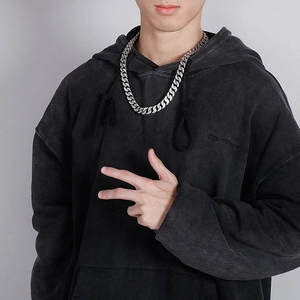 Détail de la chaîne cubaine argentée hip-hop avec strass portée par un mannequin urbain