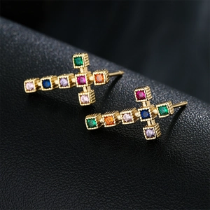 Boucles d'oreilles croix en plaqué or 18 carats avec zircons colorés sur cuir