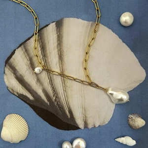 Elegant 18k gold plated stainless steel necklace with baroque pearl on sea shell motif
