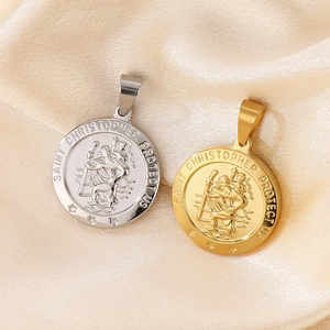 Detailansicht der Gold- und Silberanhänger mit Heiliger Christophorus auf Seide