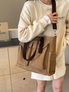 Borsa tote in tela marrone con tracolla regolabile e ampie tasche frontali per il pendolare