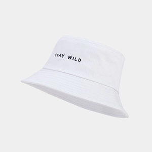 Détail de la broderie Stay Wild sur le bob en coton blanc respirant avec protection solaire