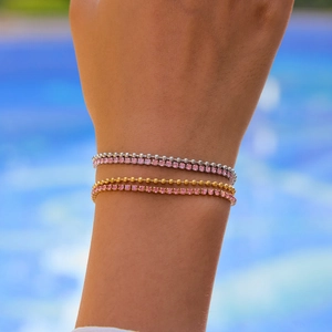 Vue détaillée de bracelets double couche en acier inoxydable doré et argenté avec zircon rose