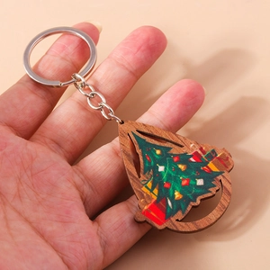 Gros plan d'un porte-clés en bois en forme de larme avec motif d'arbre de Noël festif