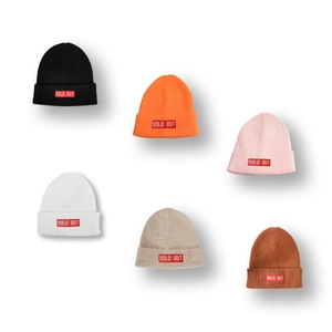 Bonnets en maille côtelée de plusieurs couleurs avec étiquettes rouges tissées à plat