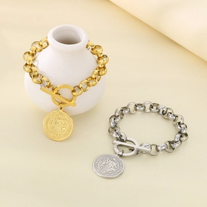 Gros plan de bracelets avec pendentif religieux en or et argent et fermoirs à bascule élégants