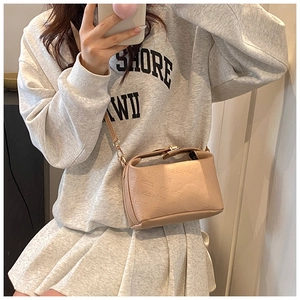 Détail du sac bandoulière marron clair avec motif rich rabbit embossé et sangle