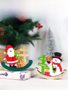 Détail de figurines de Noël oscillantes en bois avec Père Noël et bonhomme de neige