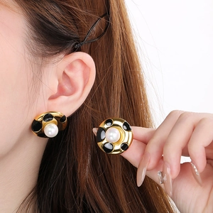 French style stainless steel pearl earrings with black dot enamel on golden metal base