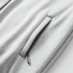 Detail der grauen Graphen-Jacke mit strukturierter Strickoptik und Reißverschlusstasche