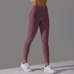 Détail du legging de yoga taille haute mauve foncé montrant la texture mate et la coupe