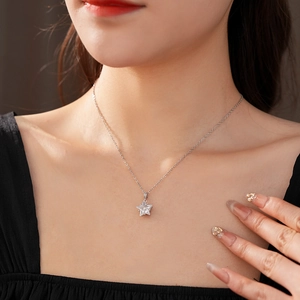 Détail du collier avec pendentif étoile en zircone brillant porté par un mannequin