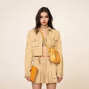 Khaki Utility-Jacke und Minirock-Set kombiniert mit gelber Leder-Umhängetasche für Damen