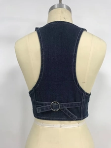 Dettaglio retro gilet di jeans blu scuro con fibbia in metallo e cuciture a contrasto
