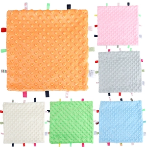 Coffret doudous bébé avec points minky doux et étiquettes sensorielles ruban
