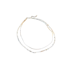 Doppellagige silberne Halskette mit winzigen Perlen und minimalistischer Metallkette