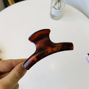 Elegant tortoiseshell resin hair claw clip with glossy finish for a French style look