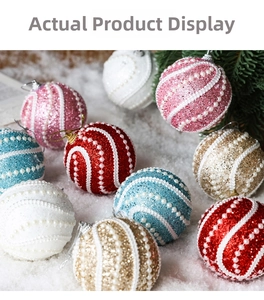 Détail de boules de Noël scintillantes de 8 cm avec perles sur neige artificielle