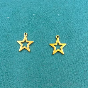 Zwei goldene hohle Sternanhänger aus Edelstahl für DIY-Halsketten und Schmuckherstellung