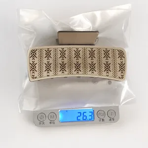 Detailed top view of large PU hair claw clip with geometric pattern weighing 26.3g