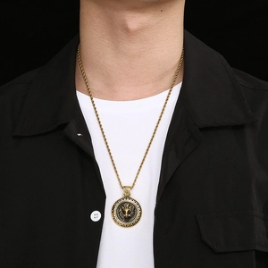 Gros plan détaillé du pendentif tête de lion vintage doré avec une chaîne torsadée