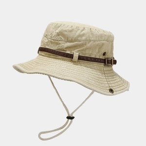 Dettaglio cappello outdoor beige con cinturino in pelle e ricamo Traveller S