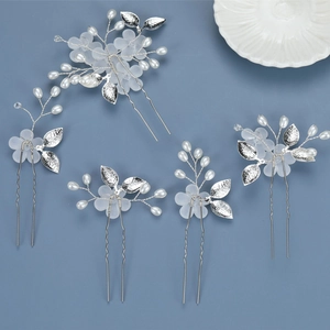 Detail van 5-delige bruidshaarpinnen met matte bloemen, parels en zilveren bladeren