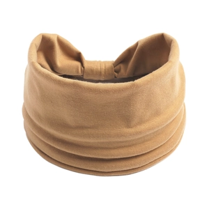 Dettaglio della fascia elastica per yoga giallo senape con trama morbida arricciata