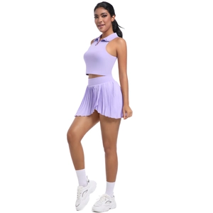Vue de profil d'un ensemble de sport lavande avec polo court et jupe de tennis plissée