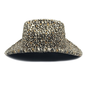 Détail du chapeau bob à motif léopard en fausse fourrure épaisse et pelucheuse