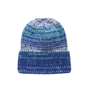 Bonnet en tricot dégradé bleu et blanc avec bord replié pour la chaleur hivernale