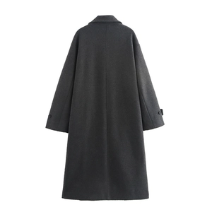Vista posteriore di un lungo cappotto in lana grigio scuro con cucitura centrale e bottone